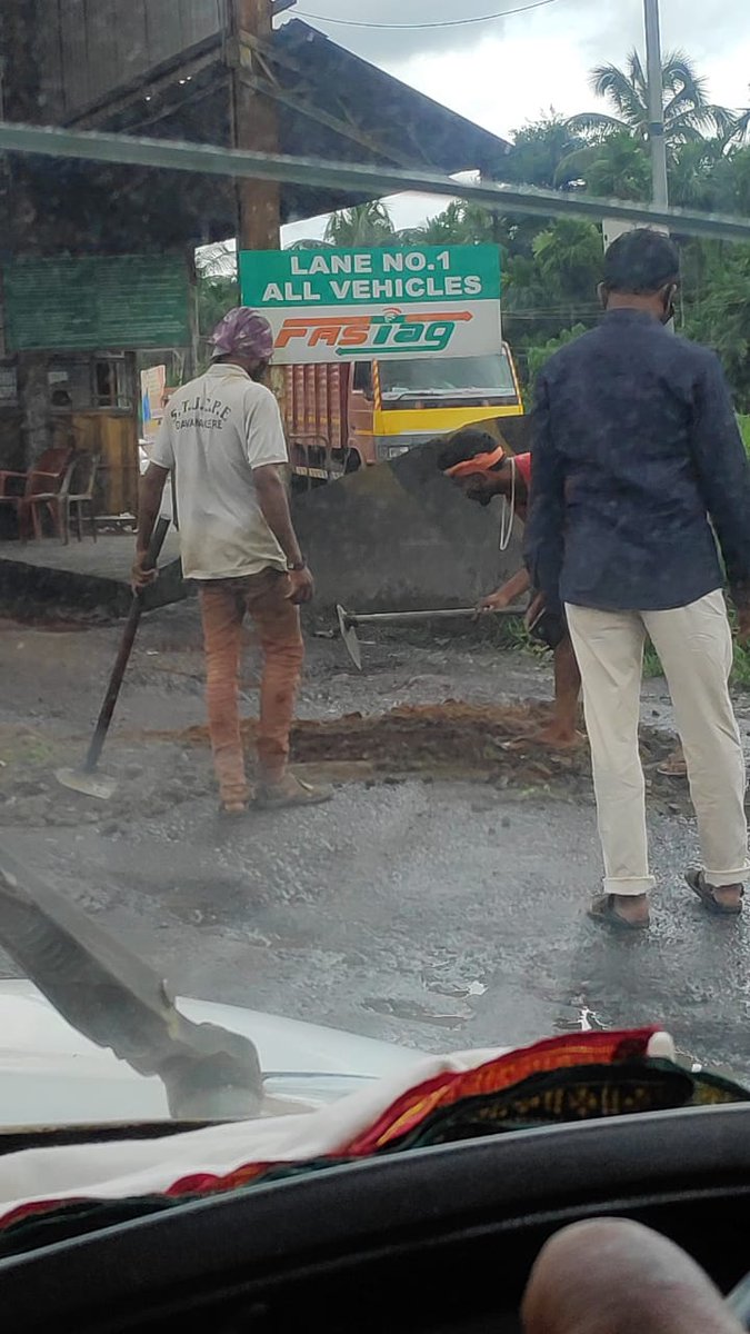 bhandar_maam77's tweet photo. @narendramodi Sir this is the state of NH75 bw Mangalore and Bangalore. We coastal people are taken for granted . #SaveNH75 #NoToPatchwork we need proper roads. https://t.co/8EQZkJvYNX
