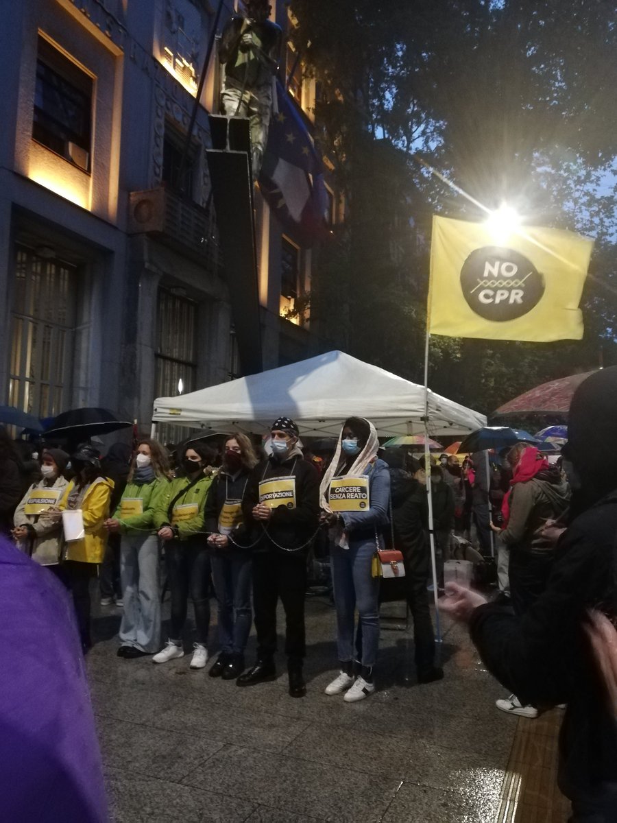lascinti's tweet photo. In attesa di #propagandalive @welikeduel Milano resiste con la rete @nocpr1 https://t.co/yu2d2nzlZj