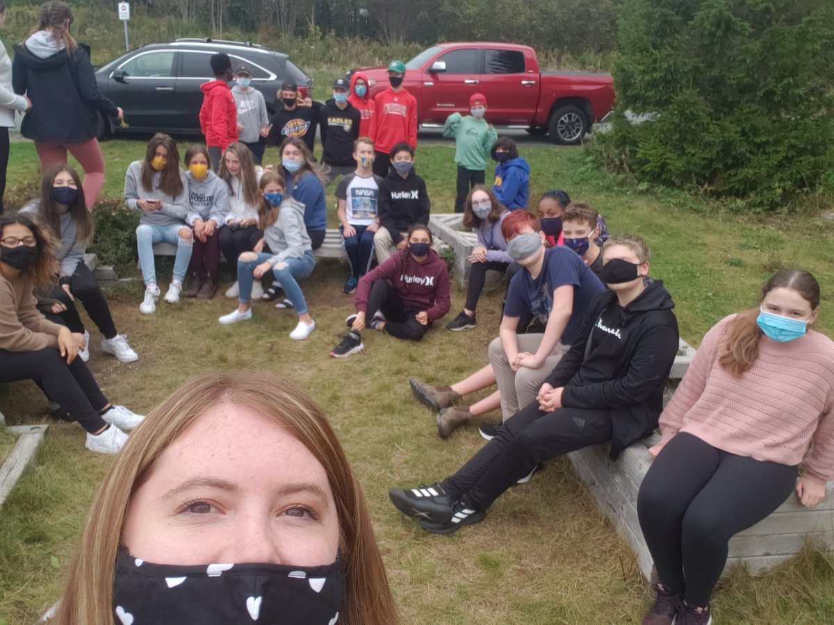 mme_petten's tweet image. 8-9 getting some fresh air today for Français class! #classselfie @mdjh @NLESDCA