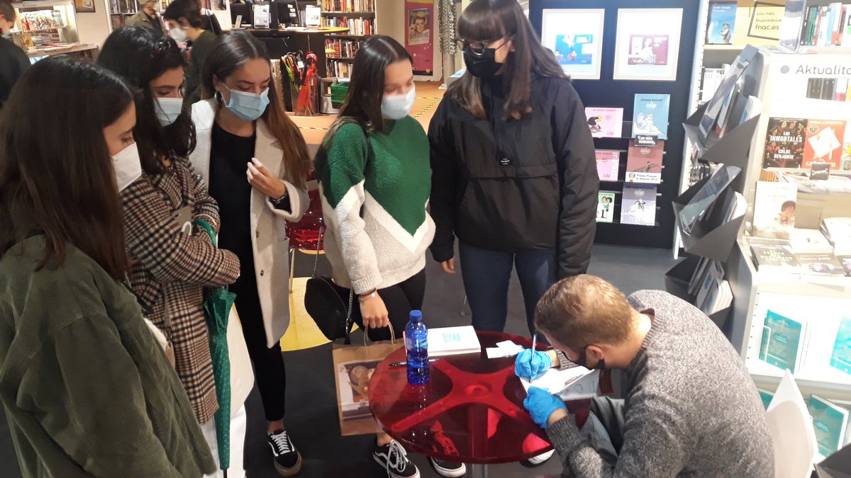 Fnac_EUS's tweet photo. Pilo bat gazte sinaketan 🚀🚀🚀📚 Un montón de jóvenes en la firma #profesor #irakaslea #filosofía #educación
#FnacBilbao Firma en la librería de @filosofiari @PlataformaEdit https://t.co/44nkIkbLHl