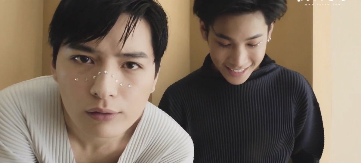 j00_mkkkk's tweet photo. Everytime, everywhere you two can make all of my feelings 💛❤️

#KristPerawat #SingtoPrachaya #KristSingto #RoyalOTP 
#คนละทีเดียวกันEP3 
#PerayaAsOne https://t.co/OLsoRFqrR8