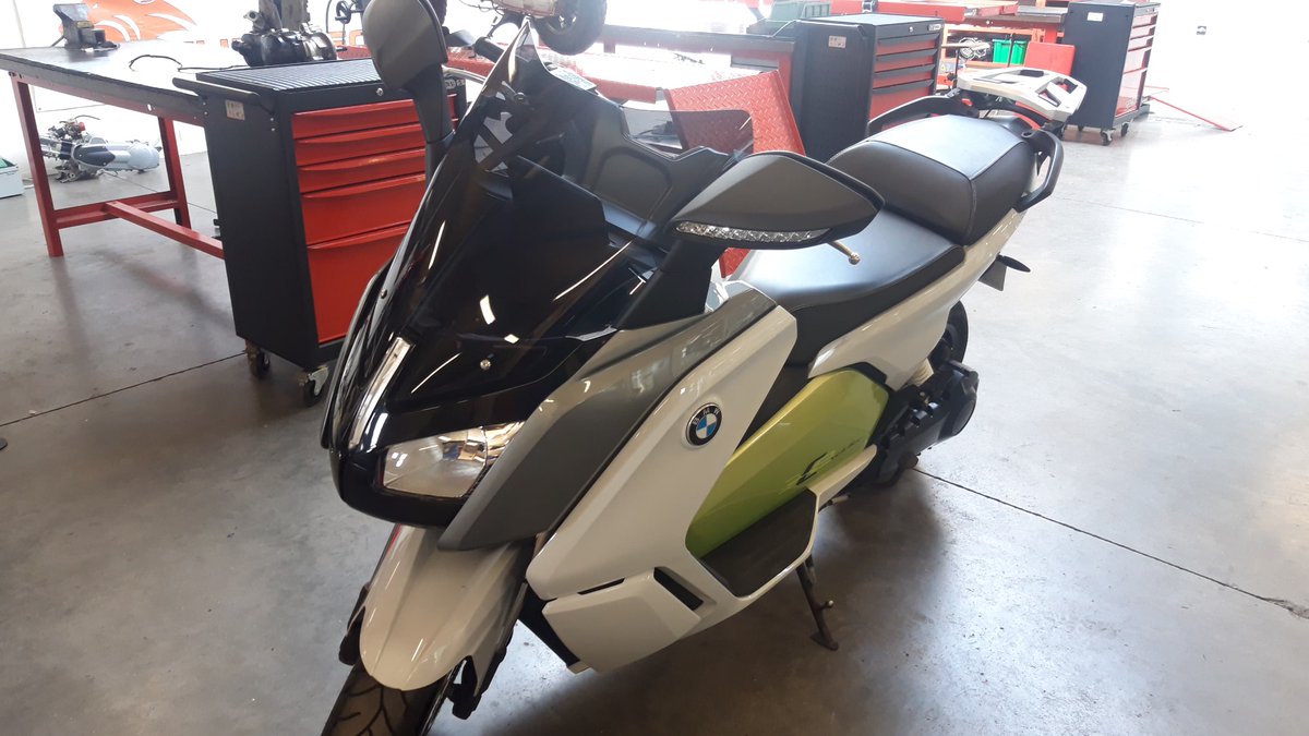 R0bertAndrew's tweet photo. Un nouveau jouet pour le Bac pro MV option Motocycle, ce superbe BMW "C Evolution", 100% électrique...De quoi rester à la pointe de la technologie...
#bacpromv #bmw #bmwmotorsport #CEvolution https://t.co/FxU5Ou7XI0