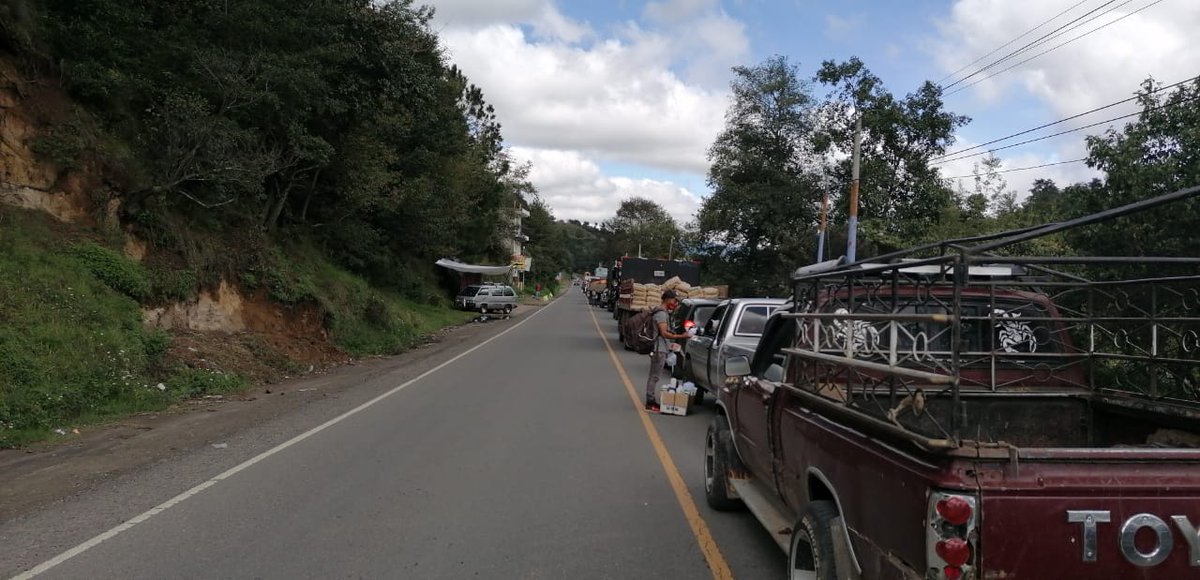 RBCNoticiasGT's tweet photo. #Toronicapán • Reportan alta carga vehicular en la ruta CA-1 Occidente, antes de llegar a aldea Pologuá #Momostenango
Buses extraurbanos han hecho doble fila y bloqueado el paso. En esta área empresa #Aspetro recapea la carretera.
📸 Romeo 31
@CVBxela https://t.co/2VpW0Vk7oi