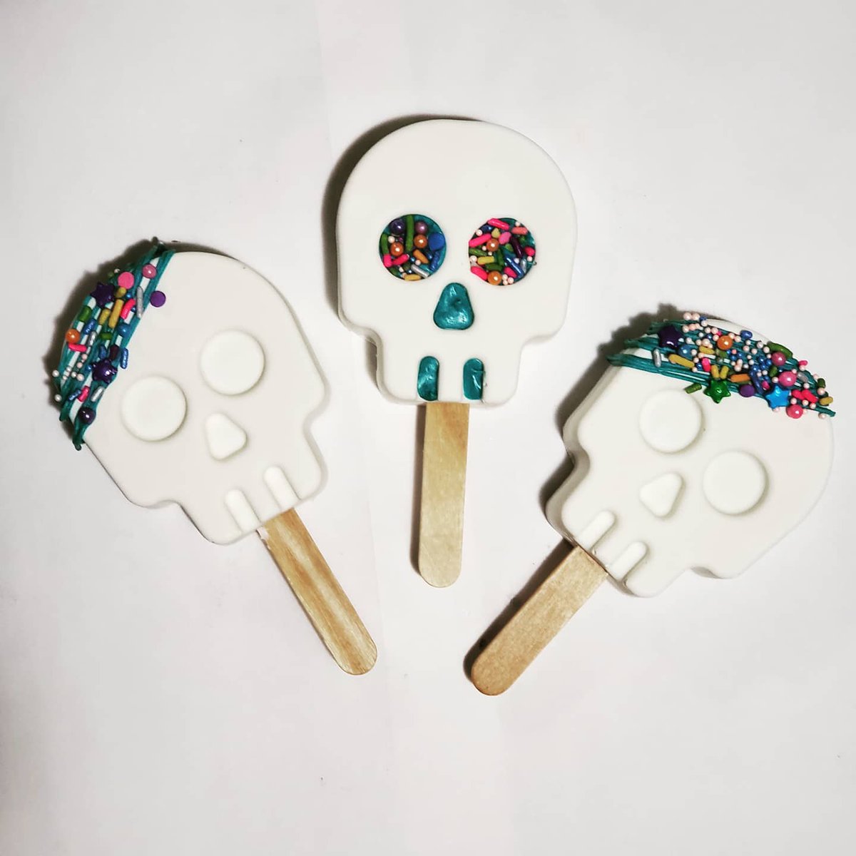 HappyBakingTX's tweet photo. Skull pops! 💀💀 #skulls #cakecicles #redvelvet #halloween #spookyseason #houstondesserts #houstonbakery #happybakingtx https://t.co/KaRJHwKoqI