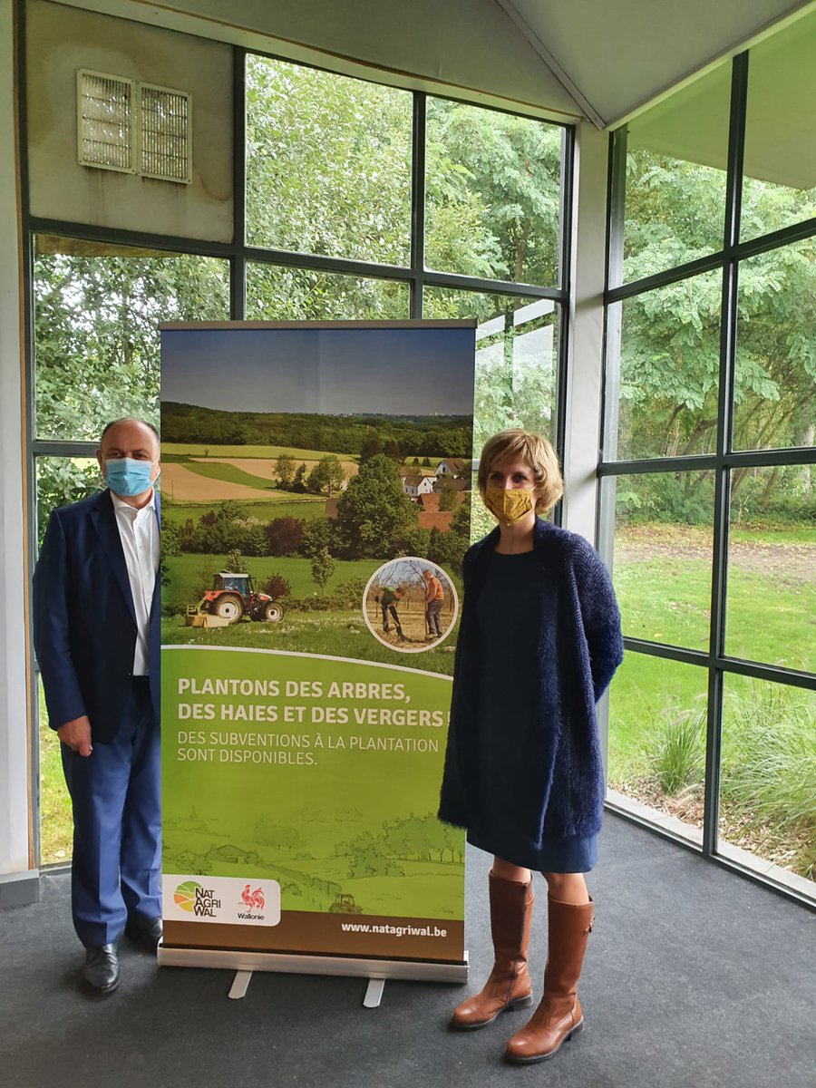 wborsus's tweet photo. Aux côtés de ma collègue @celine_tellier pour la journée "Entretien et valorisation des haies et arbres en champ", afin de démontrer les avantages de l'agroforesterie et d'atteindre notre objectif de 4.000 km de haies. Plus d'infos : https://t.co/H0u70H3eOK https://t.co/YSYLGgZTBl