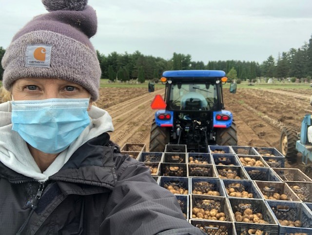 UWMadisonCALS's tweet photo. #MaskUpUW in action at CALS: Staff from some of the Agricultural Research Stations are masking up for work!
Read more: https://t.co/kPjtUz8sm4
We are looking for MORE great photos that show how CALS supports #MaskUpUW! Share yours! https://t.co/y7LELHJdlN