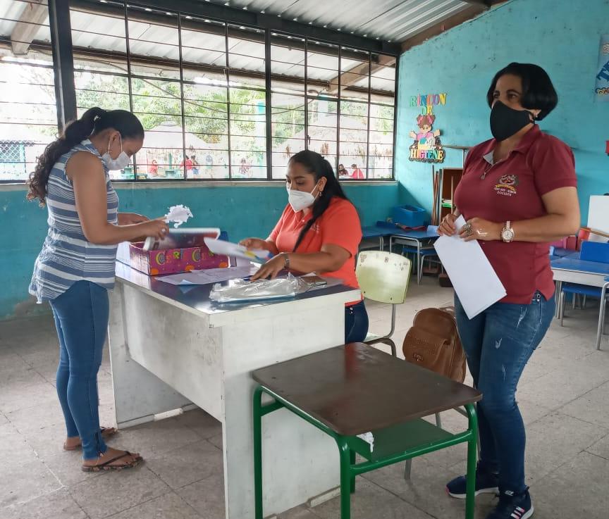 EducacionZ2_Ec's tweet photo. #SíALaEducación | Dirección Distrital 17D12 coordina mediante Instituciones Educativas como Libertador Simón Bolívar para la recepción de portafolio estudiantil  del cantón #PuertoQuito #AprendemosJuntosEnCasa https://t.co/cCAiZW4v7t