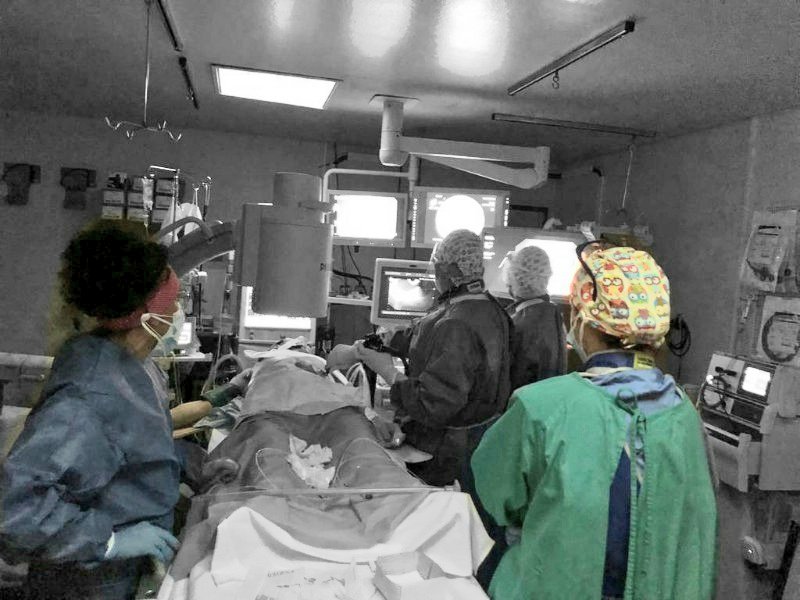 japariciot2's tweet photo. Día completo de intervencionismo en @EndoscopiaH: gastroyeyunostomía, litotricia EHL, y una "sorpresa" que no habíamos hecho antes. Orgulloso de tener un personal de enfermería y auxiliares  como el que tenemos @evaserdiaz  @KikeSantana5 #Mamen @mluisagom #MAngeles #Patricia etc. https://t.co/uRZkVERIsM