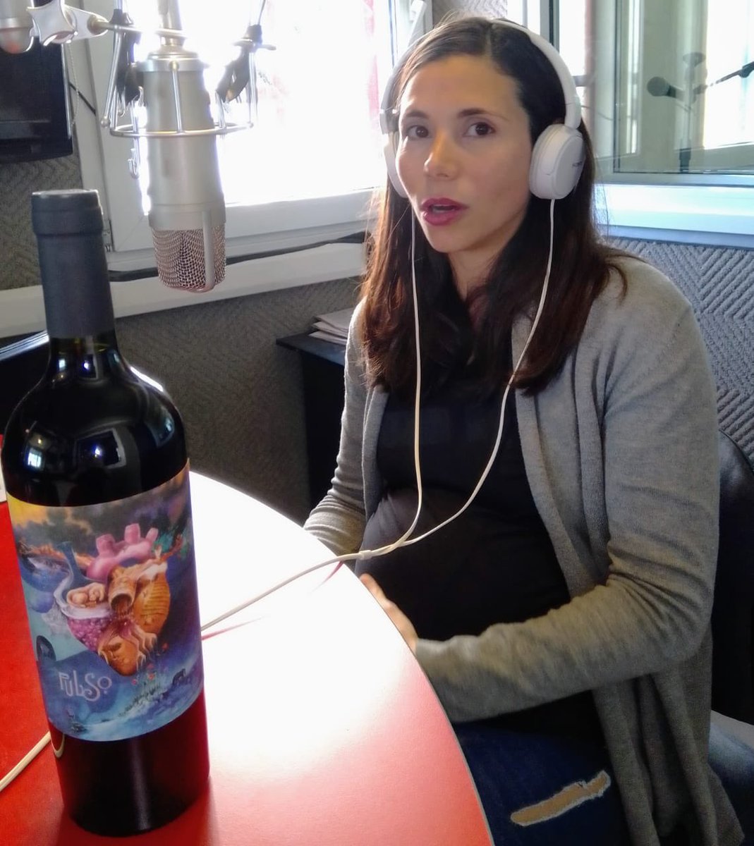 PulsoWine's tweet photo. Gracias por invitarnos al programa @enviored101 , un placer charlar con Uds del proyecto y de nosotras!
@red.101.mza @six.packwines
#pulsowines #radioyvino #altachupabilidad #vinoargentino🍷 https://t.co/4VnGAyliPD