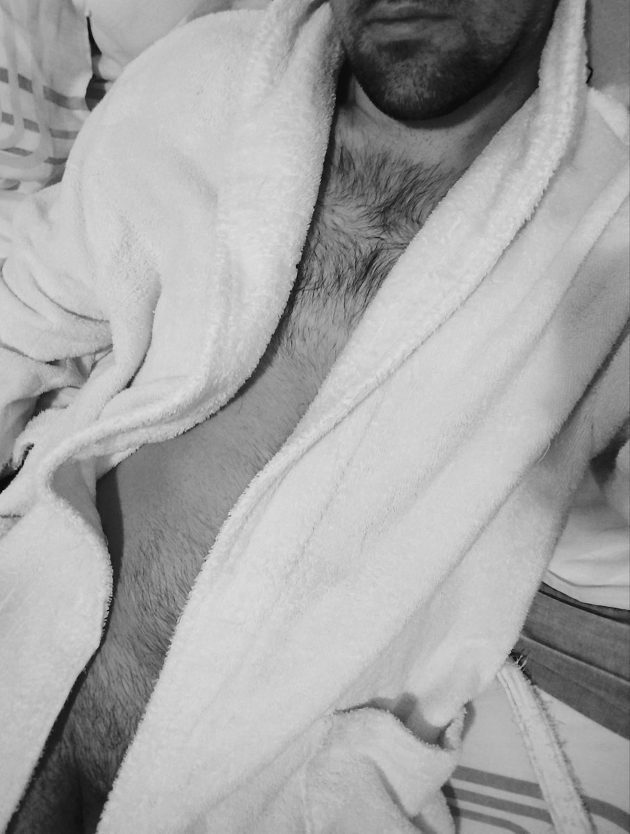 ZCiento's tweet photo. Recién salido de la ducha, deseando sentir besos en todo mi cuerpo
#ViernesDeSeduccion
#DivendresSensual
#CatalunyaErotica
#MorboQuotidia https://t.co/n5hBvaPaD3