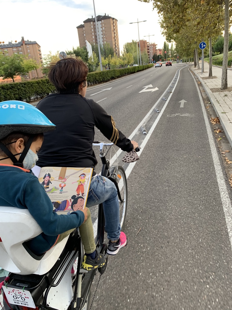 carlosminguez's tweet photo. Volver de la #FeriaDelLibro de #Valladolid en bici parece entretenido, no? #biciVall #MovilidadActiva https://t.co/lf6kr2rfh6