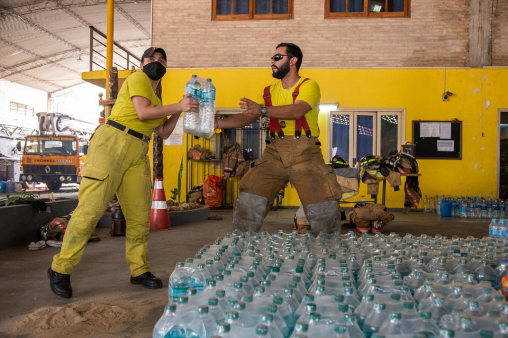 CocaColaCoPY's tweet photo. Junto con @Cruz_RojaPy donamos agua y jugos al Cuerpo de Bomberos Voluntarios del Paraguay para apoyar su labor en esta emergencia 🚒
⚠️  Detener los incendios está en nuestras manos.
#AniRehaPy https://t.co/IZRagK3AKz