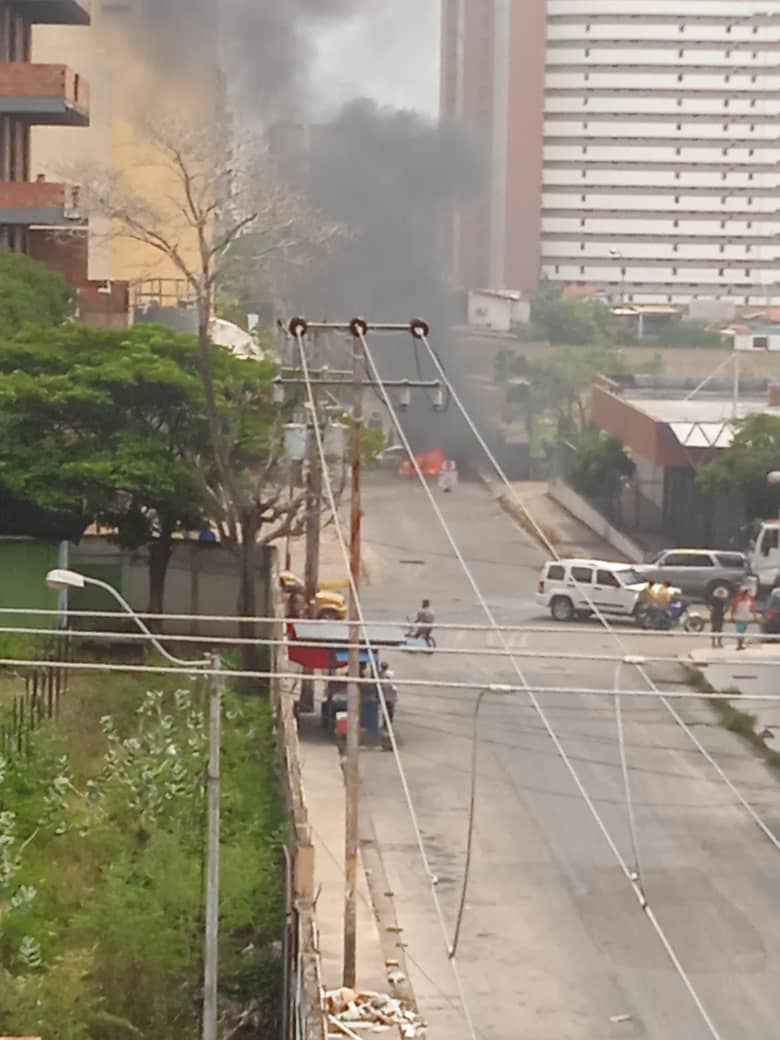 BajoLaLupaInfo's tweet photo. #Ahora Se quema convoy de la GNB frente a la sede del comando castrense en el antiguo Conferry. Se desconocen las causas. #2octubre #IslaDeMargarita https://t.co/zpOLeCQhAJ
