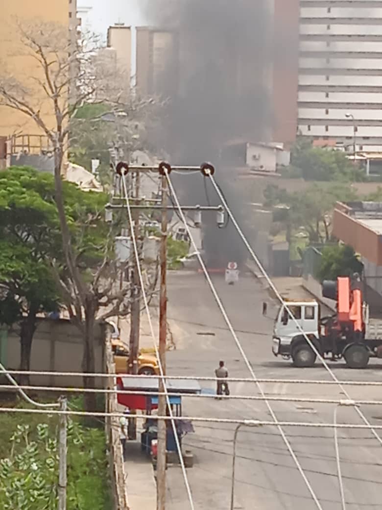 BajoLaLupaInfo's tweet photo. #Ahora Se quema convoy de la GNB frente a la sede del comando castrense en el antiguo Conferry. Se desconocen las causas. #2octubre #IslaDeMargarita https://t.co/zpOLeCQhAJ
