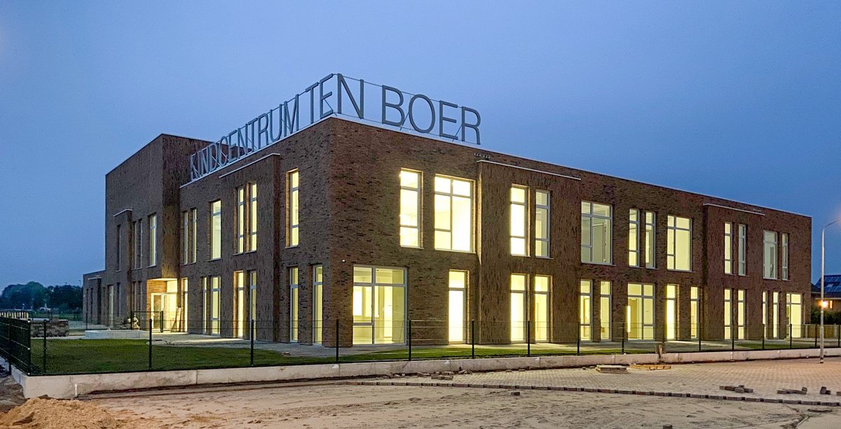 DijkstraDraisma's tweet photo. In Ten Boer realiseerden we een duurzaam en aardbevingsbestendig kindcentrum in opdracht van de @gem_groningen. Het dak van het gebouw is volledig bedekt met zonnepanelen. 🔥☀️ Twee basisscholen en een kinderopvang nemen binnenkort hun intrek. Meer info: https://t.co/pVRbpBu62A https://t.co/n5fGj6GK3G