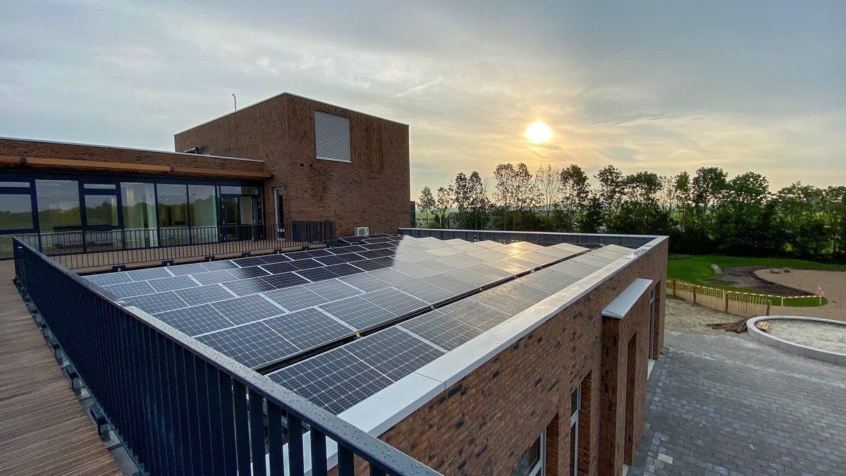 DijkstraDraisma's tweet photo. In Ten Boer realiseerden we een duurzaam en aardbevingsbestendig kindcentrum in opdracht van de @gem_groningen. Het dak van het gebouw is volledig bedekt met zonnepanelen. 🔥☀️ Twee basisscholen en een kinderopvang nemen binnenkort hun intrek. Meer info: https://t.co/pVRbpBu62A https://t.co/n5fGj6GK3G