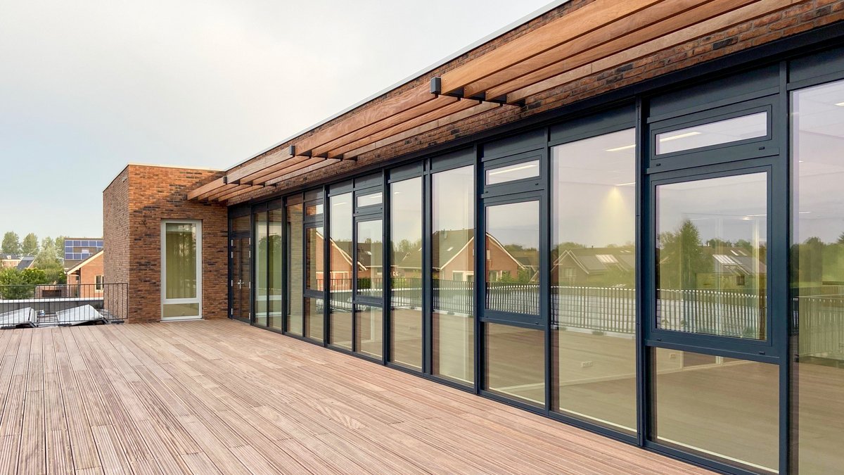 DijkstraDraisma's tweet photo. In Ten Boer realiseerden we een duurzaam en aardbevingsbestendig kindcentrum in opdracht van de @gem_groningen. Het dak van het gebouw is volledig bedekt met zonnepanelen. 🔥☀️ Twee basisscholen en een kinderopvang nemen binnenkort hun intrek. Meer info: https://t.co/pVRbpBu62A https://t.co/n5fGj6GK3G
