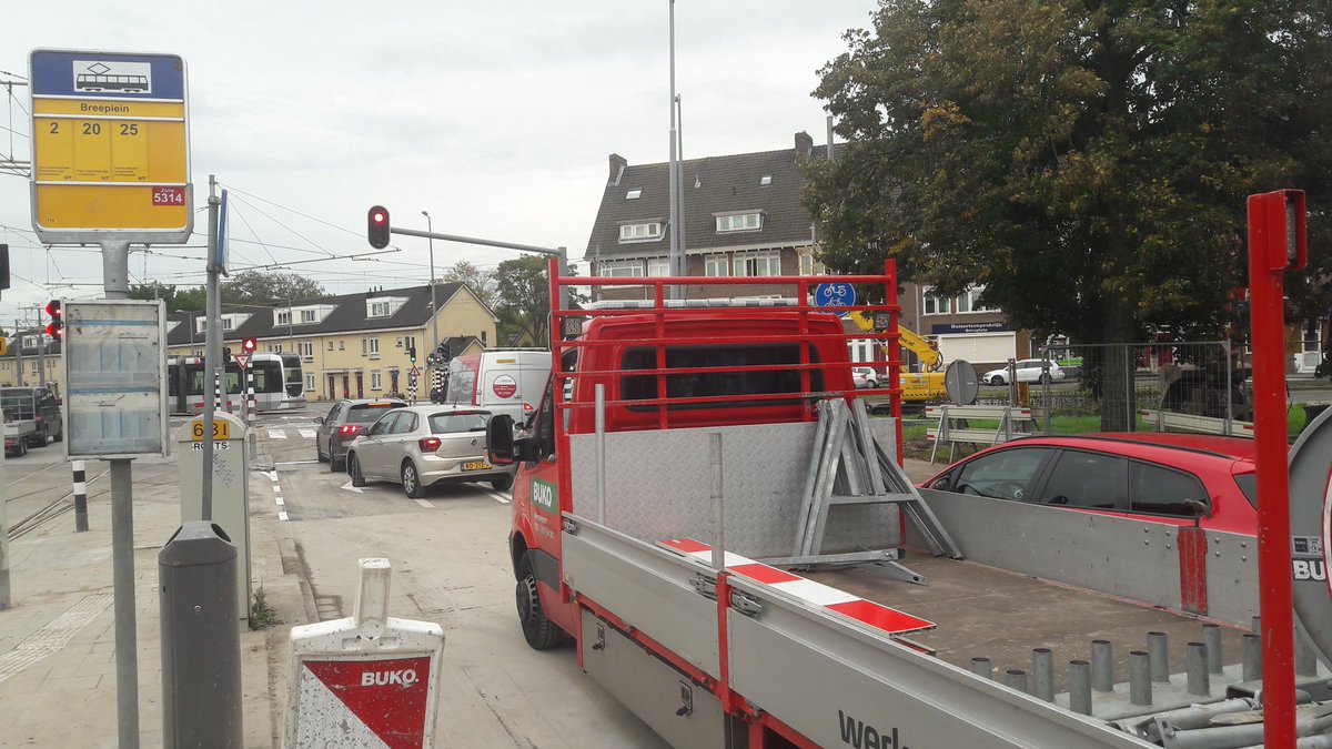 van_der_hul's tweet photo. UPDATE: #Breeplein
Groenlicht na afloop van de #Proeftram. Zojuist is de #Randweg weer geopent voor u. En sommige konden niet wachten😫. Fijn weekend allemaal @RETRotterdam @iburo010 @Stadsbeheer010 @vGelderGroep https://t.co/SI7WA5ENZc