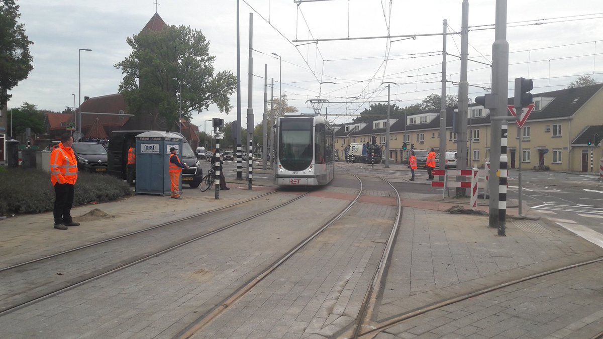 van_der_hul's tweet photo. UPDATE: #Breeplein
Groenlicht na afloop van de #Proeftram. Zojuist is de #Randweg weer geopent voor u. En sommige konden niet wachten😫. Fijn weekend allemaal @RETRotterdam @iburo010 @Stadsbeheer010 @vGelderGroep https://t.co/SI7WA5ENZc