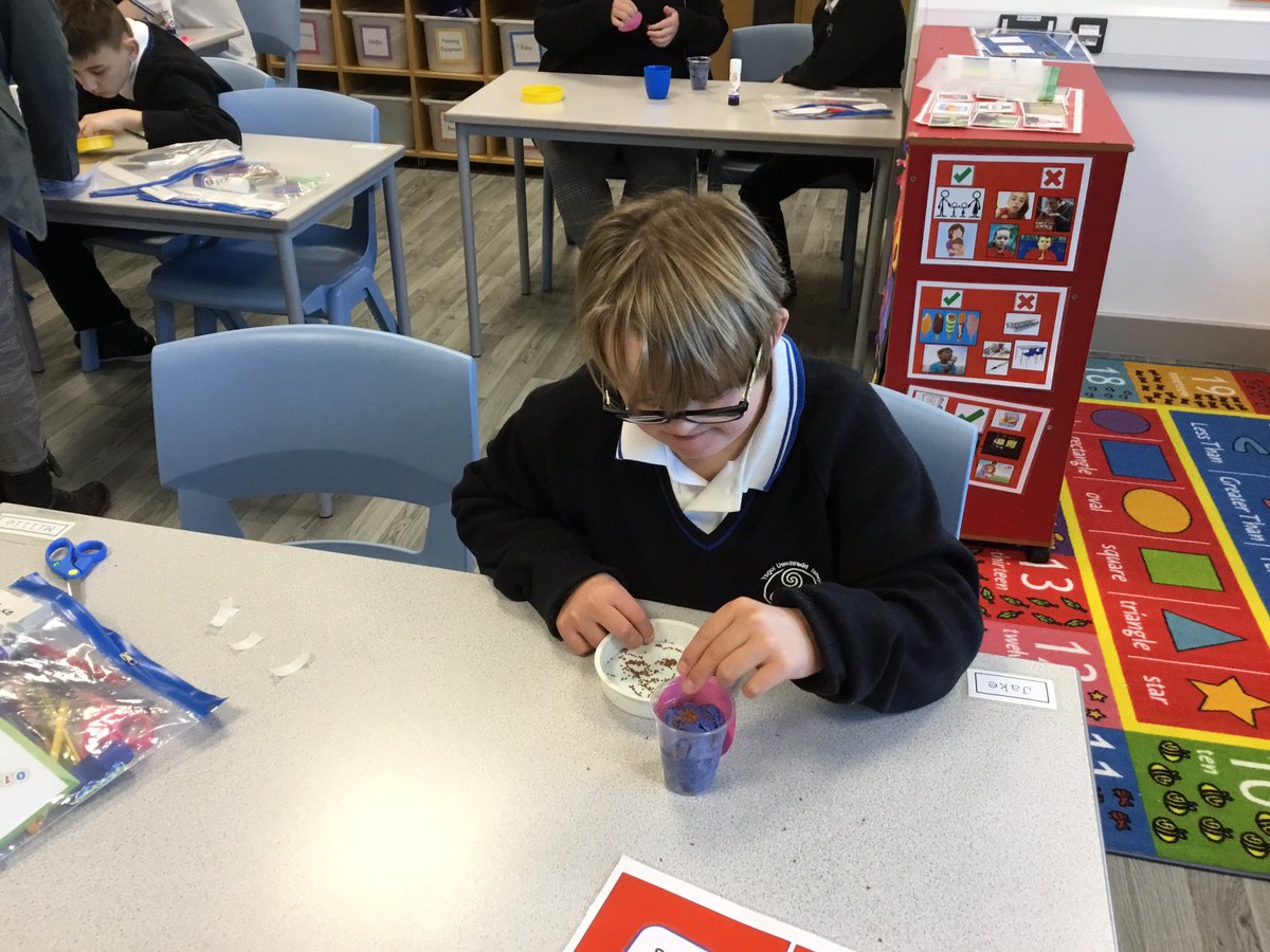 islwynsrb's tweet photo. Cynon have been exploring growing this week and found that not all plants need soil to grow. We are growing our cress using plastic cups and cotton wool. We also decorated the cups hoping the cress would grow quicker... #growingtolearn https://t.co/weBZ0VQ30Q