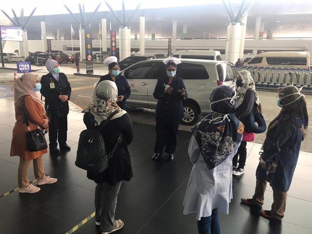 DGHisham's tweet photo. Seramai 11 orang Jururawat KKM telah dihantar ke Hosp Tawau &amp; Hosp Semporna pd pagi tadi. Mereka adalah kelompok pertama pasukan jururawat yg dihantar dr Semenanjung secara berfasa bagi membantu pasukan perubatan di hospital2 yg terkesan akibat peningkatan kes COVID-19 di Sabah. https://t.co/F3ambNQFuZ