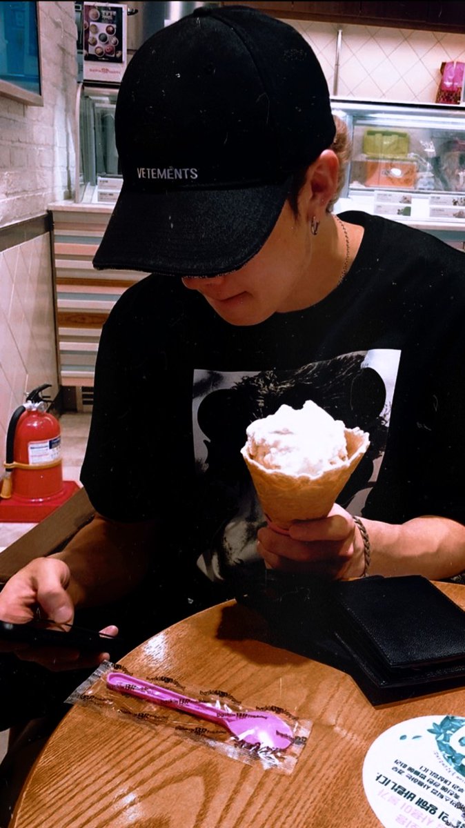 skz boyfriend pics that you can post on yr ig story to show off to your irls ; a vvvvvv long thread