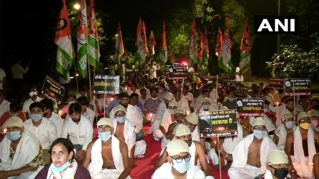 ndtv's tweet photo. New Delhi | Youth Congress members dressed as Mahatma Gandhi, organise a demonstration at #JantarMantar Road to protest against #Hathras gang rape

(Photos: ANI) https://t.co/8a9AQBvEU2