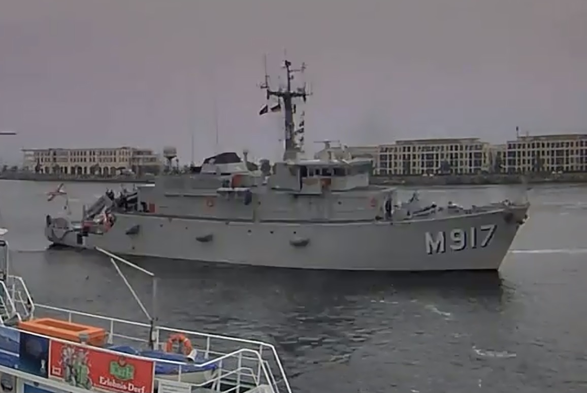 WarshipCam's tweet photo. Royal Belgium Navy Tripartite-class minehunter BNS Crocus (M917) coming into Rostock, Germany - October 2, 2020 #crocus #m917 #snmcmg1 https://t.co/b7RcJO8KBh