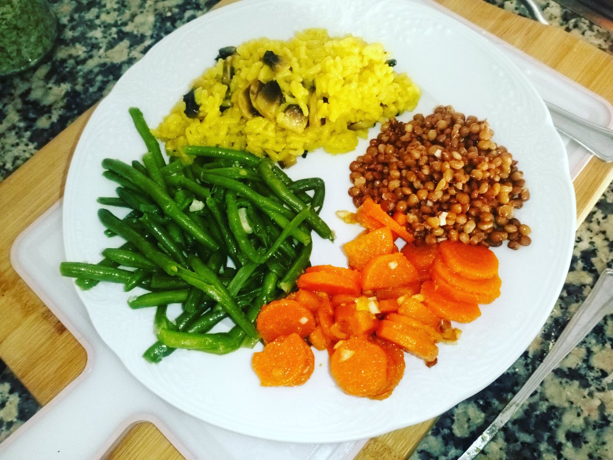 ejrvicente's tweet photo. Arroz de cogumelos, lentilhas, cenouras a algarvia e feijão verde chicote
#desaniversariovegan
#plantbasedmeals
#lentilhas https://t.co/MduR6qGwj8