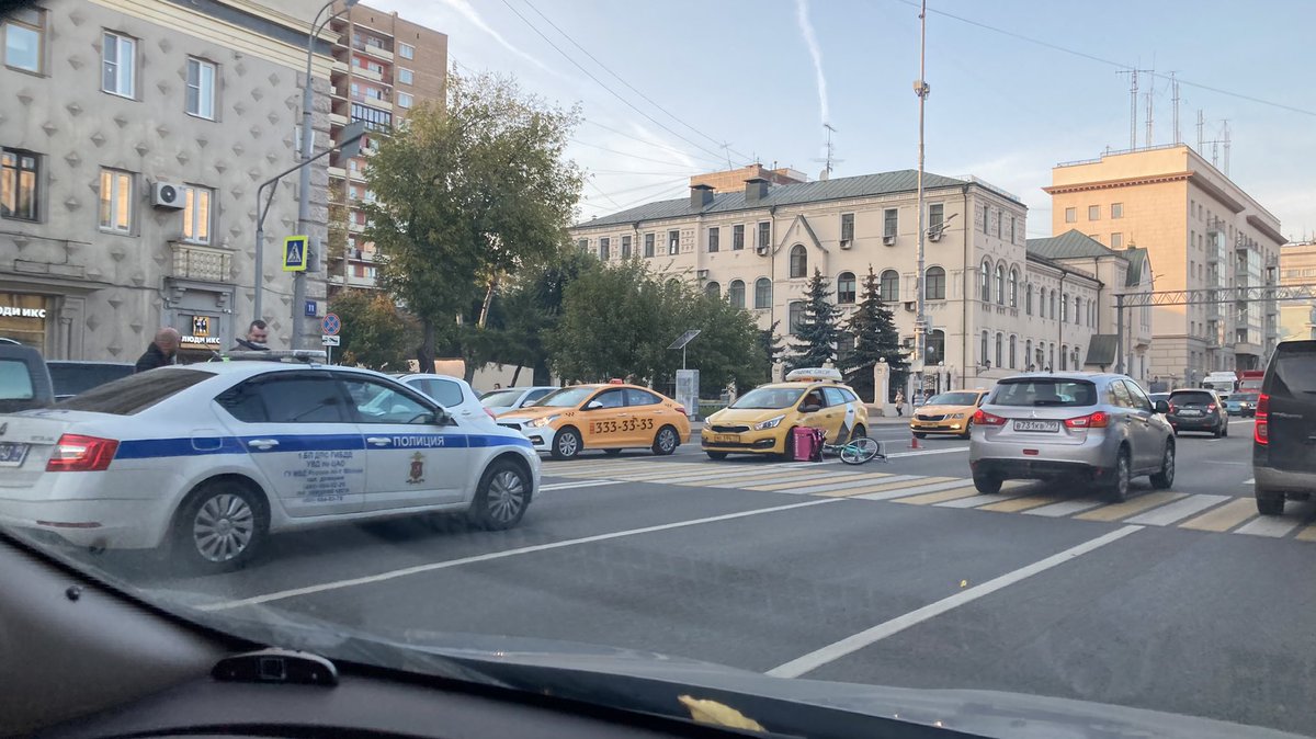 arkadiygershman's tweet photo. На проспекте Мира сбили велосипедиста. ГИБДД напишет виновным велосипедиста, но мы-то понимаем, что делать зебру без светофора через 6 полос — халатность @DtRoad и @gucodd, человека просто не видно за другой машиной. https://t.co/2VhREclpOi