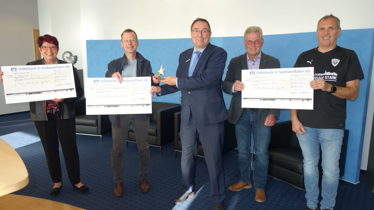 VBinSWF's tweet photo. Der RSV Listertal hat den "Großen Stern des Sports" in Bronze samt Scheck über 1.500 Euro gewonnen. Den zweiten Platz belegten die Turbo-Schnecken Lüdenscheid (1.000 Euro), Dritter wurde der SuS Beckum 1920 (500 Euro). Mehr unter: https://t.co/LLGpJF7hVW #vbinswf #sternedessports https://t.co/nP3uOdA0t2