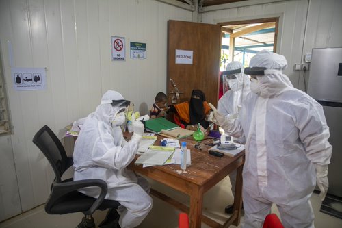 UNmigration's tweet image. .@IOMBangladesh and @amazon are teaming up to curb the spread of COVID-19 in Cox’s Bazar. 

The new equipment will help medical staff fight the pandemic: bit.ly/3nctURu