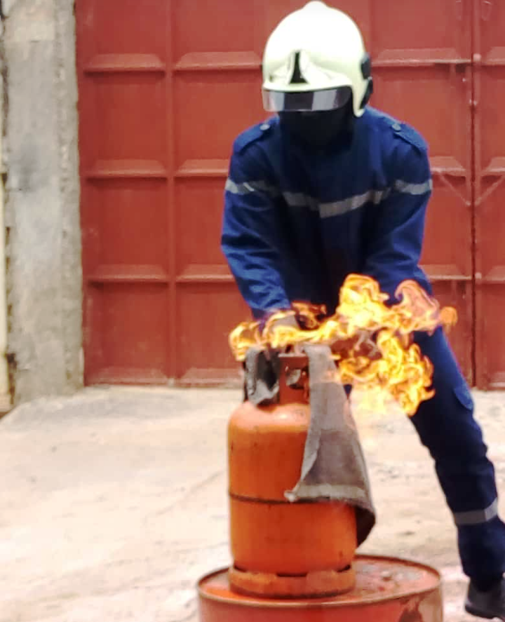 ECOLE_EMARITO's tweet photo. Formation de Lutte contre l'incendie / Abandon et Survie en Mer https://t.co/SaT5wzZtNC