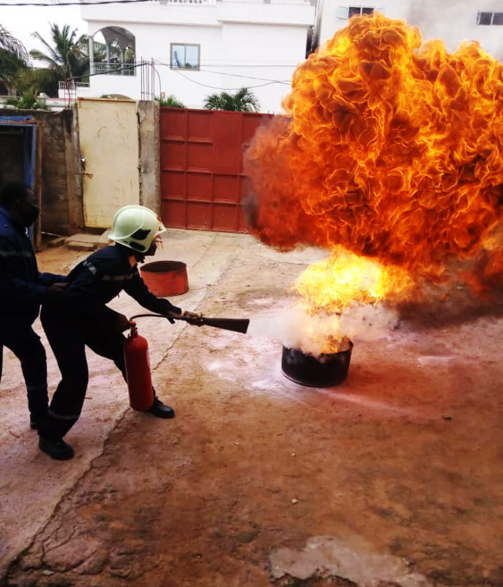 ECOLE_EMARITO's tweet photo. Formation de Lutte contre l'incendie / Abandon et Survie en Mer https://t.co/SaT5wzZtNC