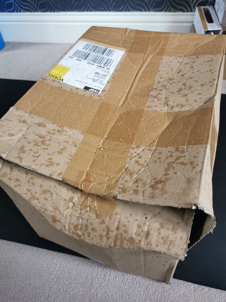 legpresslover's tweet photo. I love that our @YodelOnline guy buzzes my flat and races across the carpark before I can't get down to the find my parcels in the rain and full view of everyone 👌🏻my new favourite sprint race 🙄 https://t.co/NBCi2QxnkN