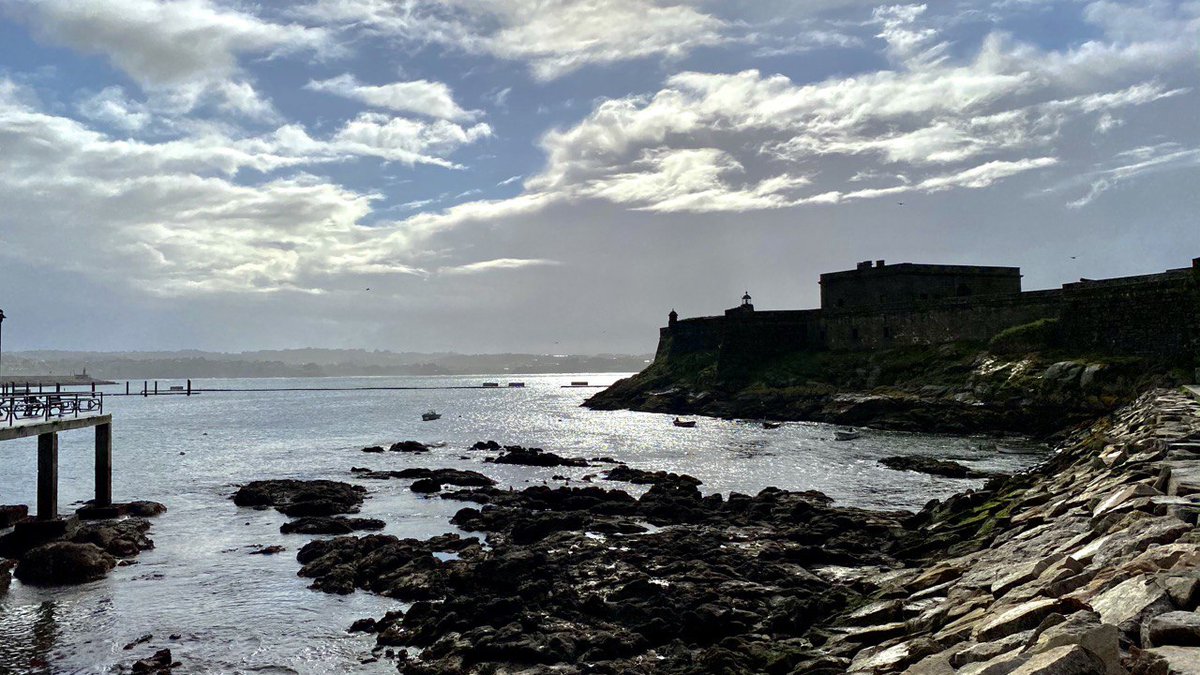 Nos preguntan si hoy hace sol en A Coruña. La respuesta es un rotundo contundente y certero
¿nsnsi?