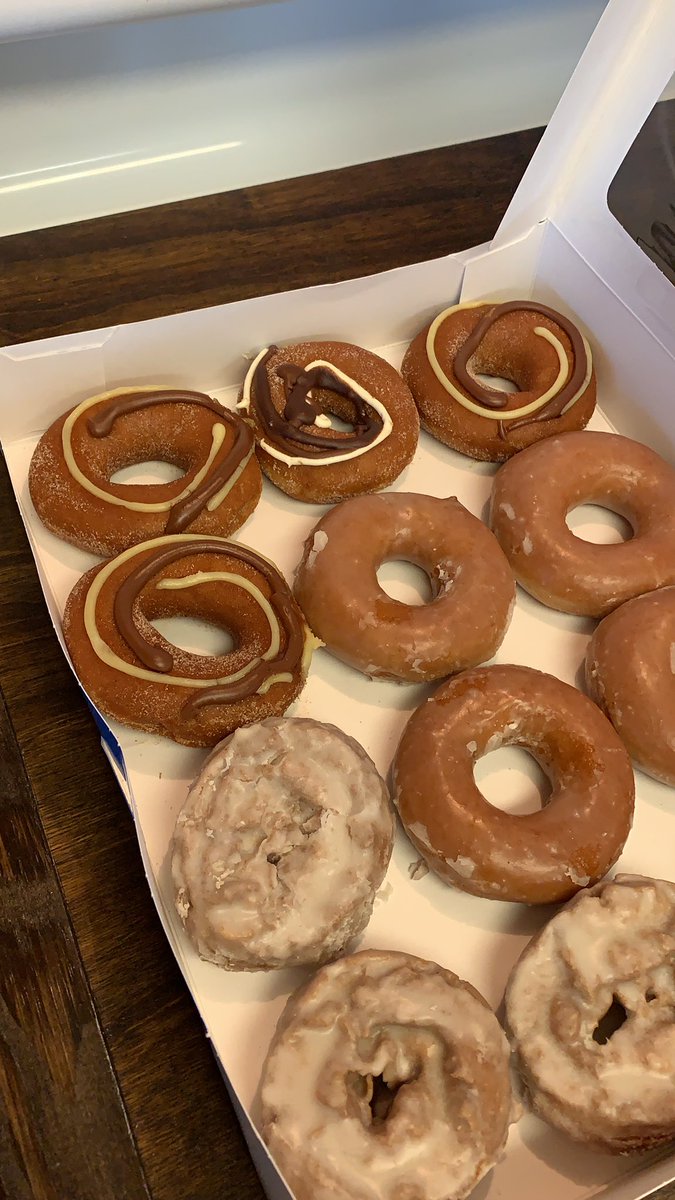 AmyLouiseReader's tweet photo. @krispykreme is this old icing on the donuts we just ordered at 9:30 am? https://t.co/dD93y2KcIn