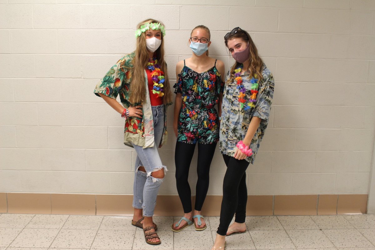 GCASDK12's tweet photo. This week the GCHS students participated in Spirit Week for the 2020 Homecoming...enjoy some of the highlights of our creative students. #GCASDproud

Monday - American Day 
Tuesday - Country vs City
Wednesday - Hawaiian Shirt Day 
Thursday - Throwback Day
Friday - Color Wars https://t.co/mGRgjGaGVQ