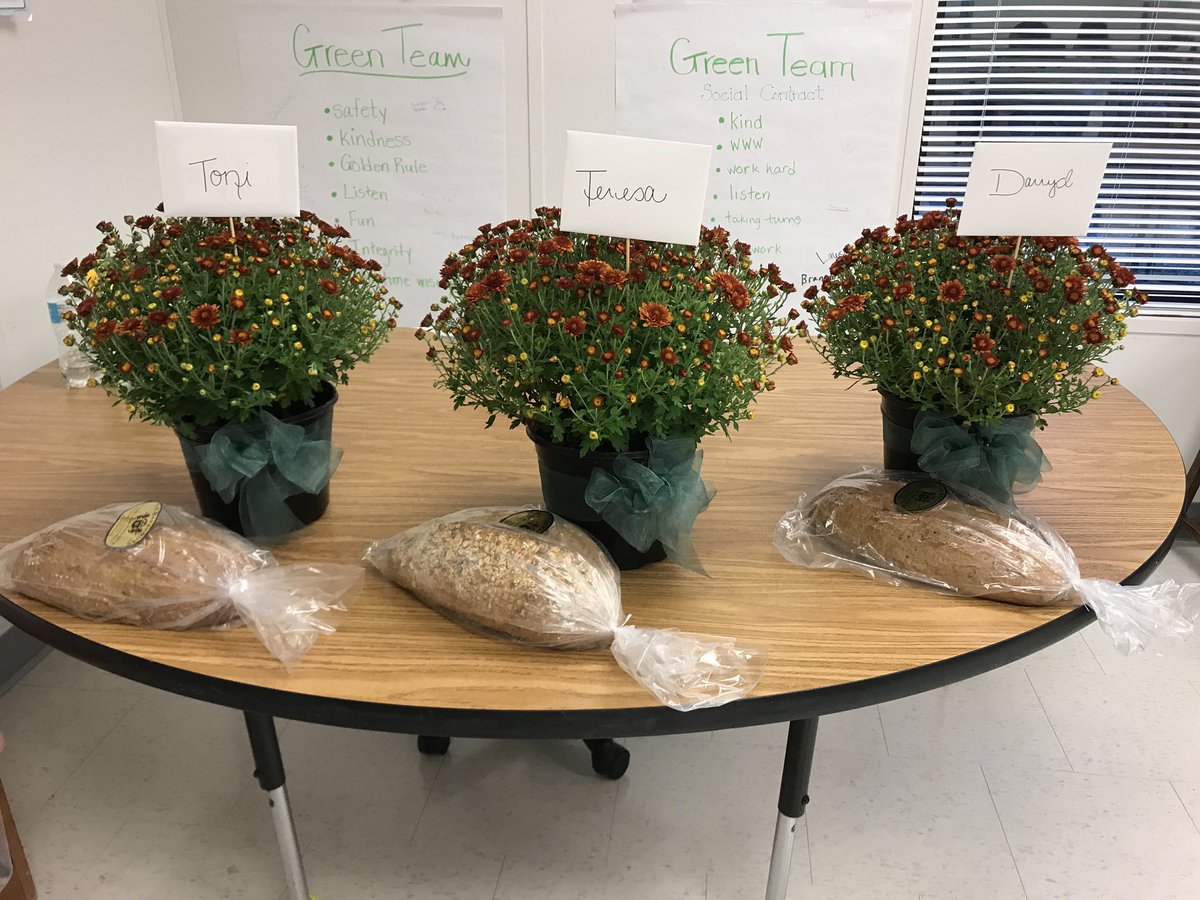 PES_5thGRADE's tweet photo. Today is Custodian Appreciation Day, and we ❤️ our people! They help make PES such a great place to work.    #thankful @ashlee_ciccone https://t.co/RmFuQ0M98W