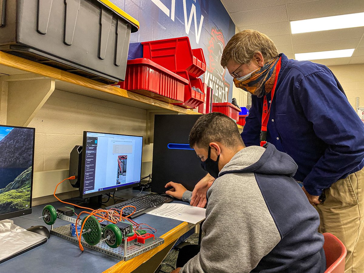 LeRoy_CSD's tweet photo. Mr. Hunt’s @PLTWorg CIM class are hard at work building & fine tuning their test benches today!
They are learning skills to create and program their own automated guide vehicles! Stay tuned!
#LRtech💪
#PLTW https://t.co/sDXRkx3F1b