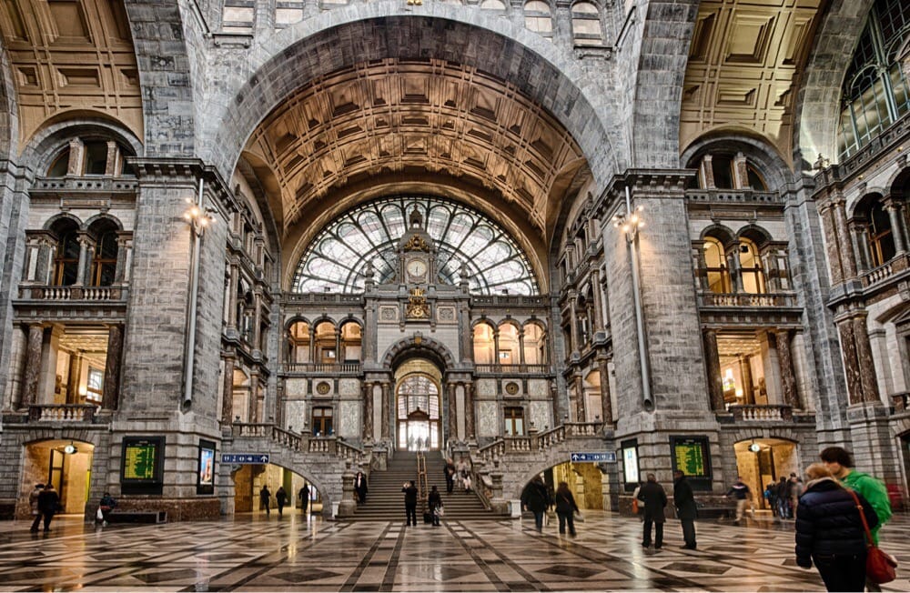 grescoe's tweet image. *This* is the way to arrive in a city. 
#Antwerp's central train station,
aka #Belgium's "Railway Cathedral."
(Don't get me started on Penn Station. It's like arriving via a back-alley door. In the Bowery.)