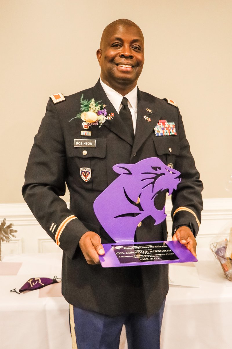 Col. Jonathan Robinson, a JROTC instructor at Batesburg-Leesville High School, has been named as the 2020-2021 Lexington County School District Three Teacher of the Year. Click the link to read more: lex3.org/apps/news/arti…
Congrats Col. Robinson!