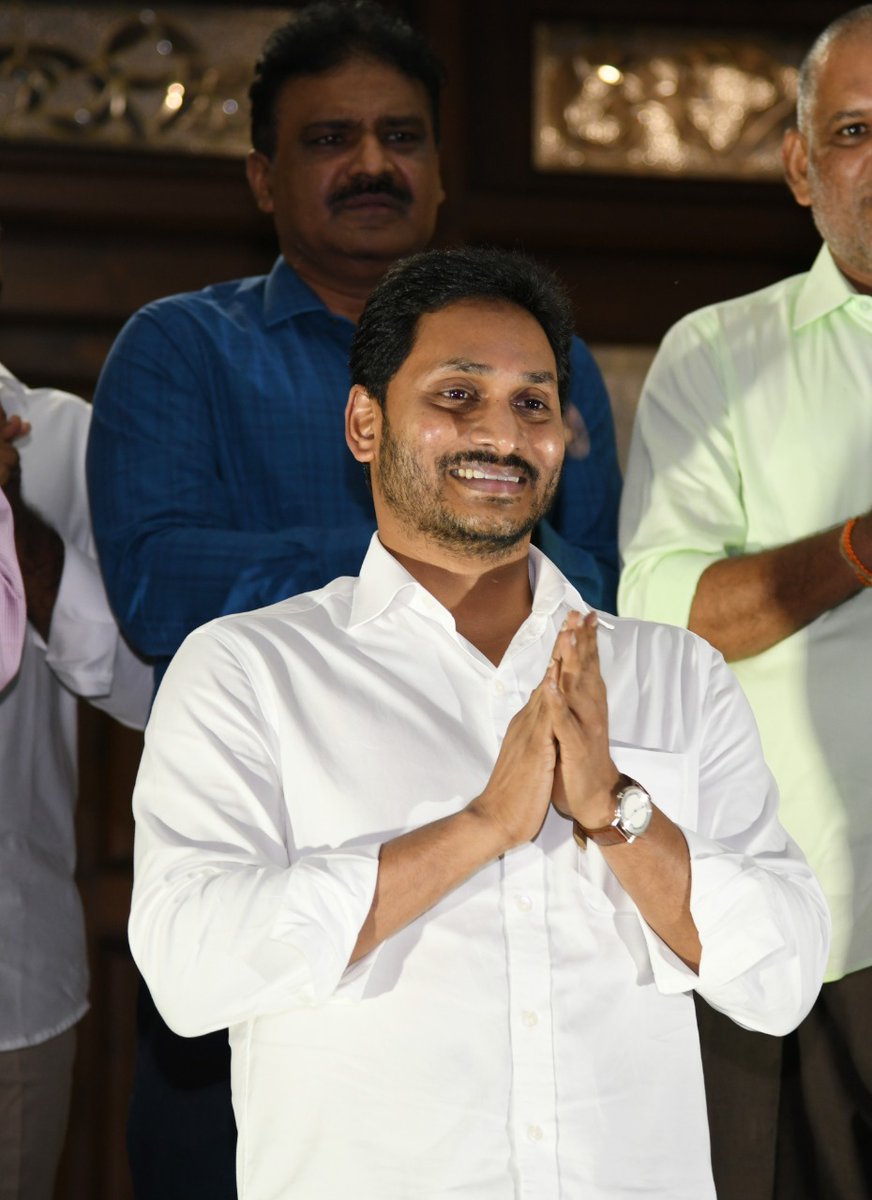 GKDwivediIAS's tweet photo. గ్రామ, వార్డు సచివాలయాల ఉద్యోగులు,  వాలంటీర్ల సేవలను అభినందిస్తూ తన నివాసంలో చప్పట్లతో సంఘీభావం తెలిపిన ముఖ్యమంత్రి  వైయస్‌.జగన్‌. ఈ కార్యక్రమంలో పాల్గొన్న మంత్రి బొత్స సత్యనారాయణ, సీఎస్‌ నీలం సాహ్ని, డీజీపీ గౌతం సవాంగ్‌,  ఎమ్మెల్యే చెవిరెడ్డి భాస్కర్‌ రెడ్డి, ఇతర ఉన్నతాధికారులు https://t.co/IxfO9akBJx