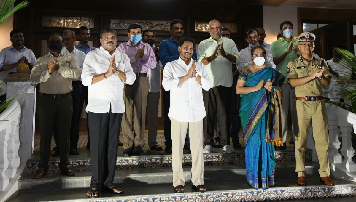 GKDwivediIAS's tweet photo. గ్రామ, వార్డు సచివాలయాల ఉద్యోగులు,  వాలంటీర్ల సేవలను అభినందిస్తూ తన నివాసంలో చప్పట్లతో సంఘీభావం తెలిపిన ముఖ్యమంత్రి  వైయస్‌.జగన్‌. ఈ కార్యక్రమంలో పాల్గొన్న మంత్రి బొత్స సత్యనారాయణ, సీఎస్‌ నీలం సాహ్ని, డీజీపీ గౌతం సవాంగ్‌,  ఎమ్మెల్యే చెవిరెడ్డి భాస్కర్‌ రెడ్డి, ఇతర ఉన్నతాధికారులు https://t.co/IxfO9akBJx