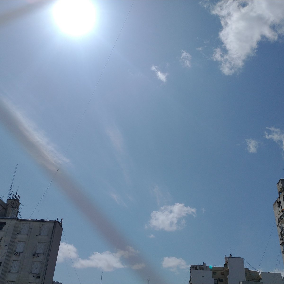 LicenciadoRolon's tweet image. Si hay algo parecido a un milagro, es el amor. Como si en un abrazo pudiera recuperarse por un momento algo de lo que está perdido para siempre.