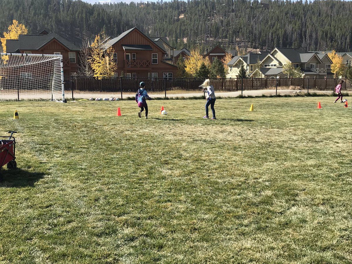 chorvath123's tweet photo. 4th graders using teamwork, passing, and communication during PE. #ubehawks https://t.co/3ozHeEYZ4H