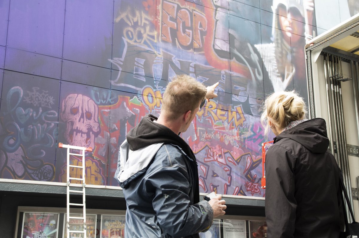 HeerlenMijnStad's tweet photo. Over enkele dagen is #Heerlen weer een unieke muurschildering rijker. Een #mural op de zijgevel van @QuatroCinema die ons Romeins verleden op een hedendaagse manier zichtbaar maakt. #streetart #JamesJetlag #YasjaLigtelijn #GettingUp #HeerlenMijnStad https://t.co/08KLhBKEo2