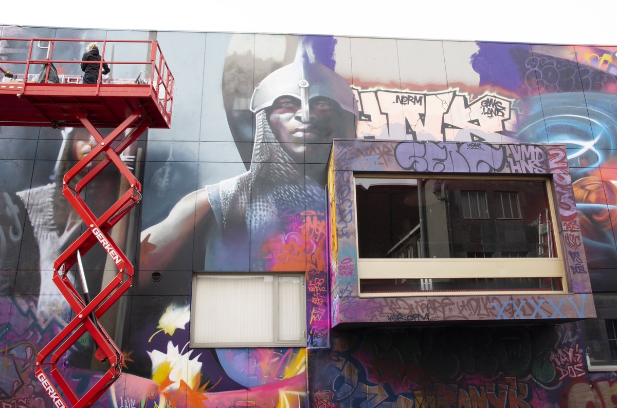 HeerlenMijnStad's tweet photo. Over enkele dagen is #Heerlen weer een unieke muurschildering rijker. Een #mural op de zijgevel van @QuatroCinema die ons Romeins verleden op een hedendaagse manier zichtbaar maakt. #streetart #JamesJetlag #YasjaLigtelijn #GettingUp #HeerlenMijnStad https://t.co/08KLhBKEo2