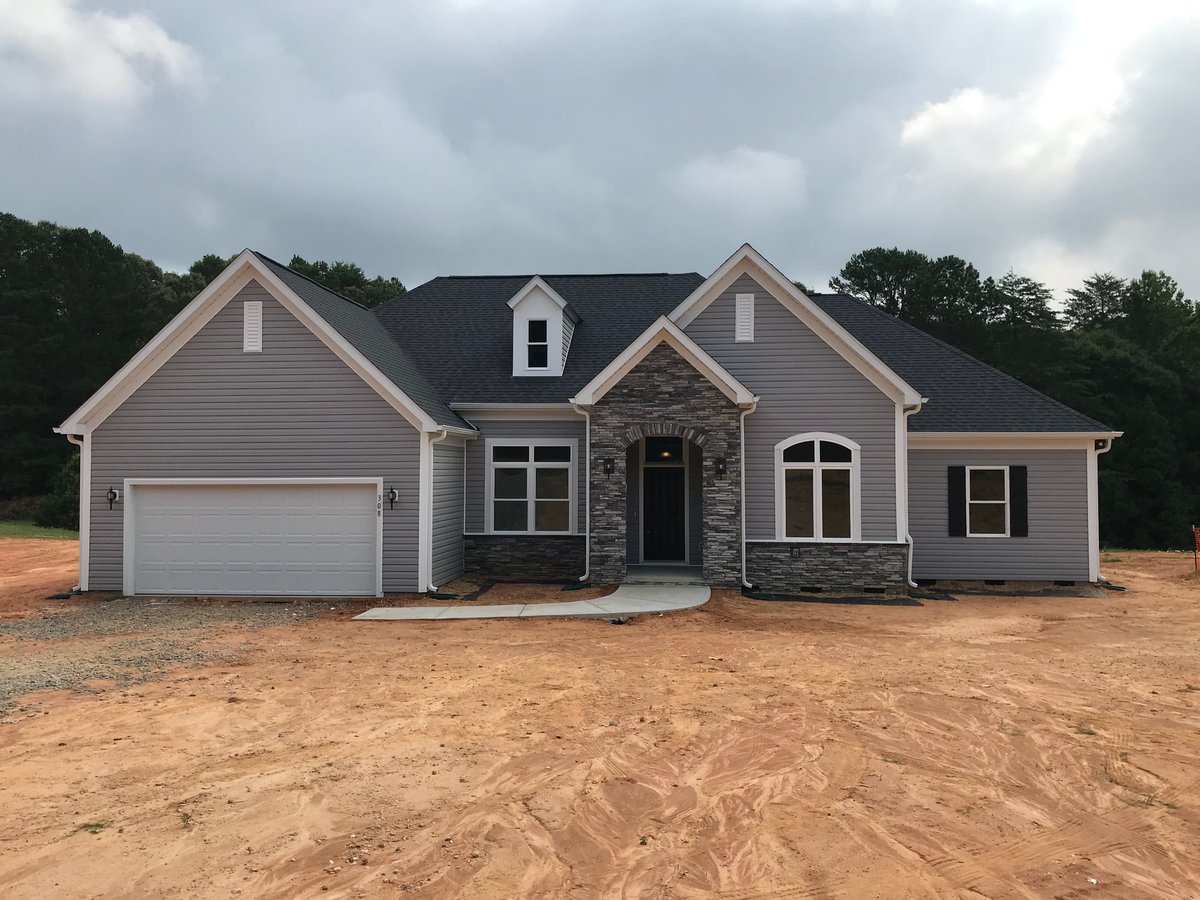 SchumacherHomes's tweet image. Inspired by the Charlotte, NC showcase homes, these homeowners brought their vision to life for their Charleston American Tradition home by incorporating the unique feature tile wall in the great room &amp;amp; a quartz waterfall countertop in the kitchen. #SchumacherHomes #NewBuildHome
