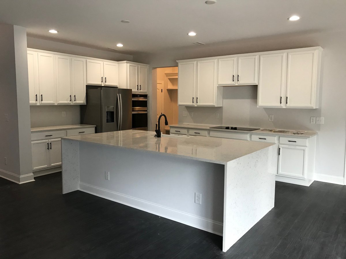 SchumacherHomes's tweet image. Inspired by the Charlotte, NC showcase homes, these homeowners brought their vision to life for their Charleston American Tradition home by incorporating the unique feature tile wall in the great room &amp;amp; a quartz waterfall countertop in the kitchen. #SchumacherHomes #NewBuildHome